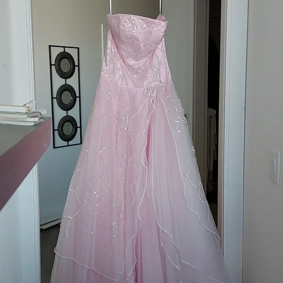 Beautiful Cache Gown🩰🛍 - Picture 17 of 17